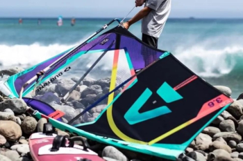 Montaje y desmontaje de velas de windsurf